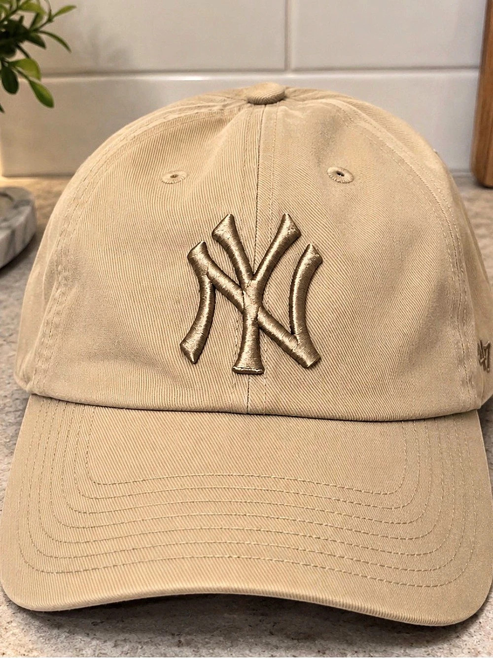 New Era New York Yankees 9FORTY Beige Adjustable Cap Like New Aritzia